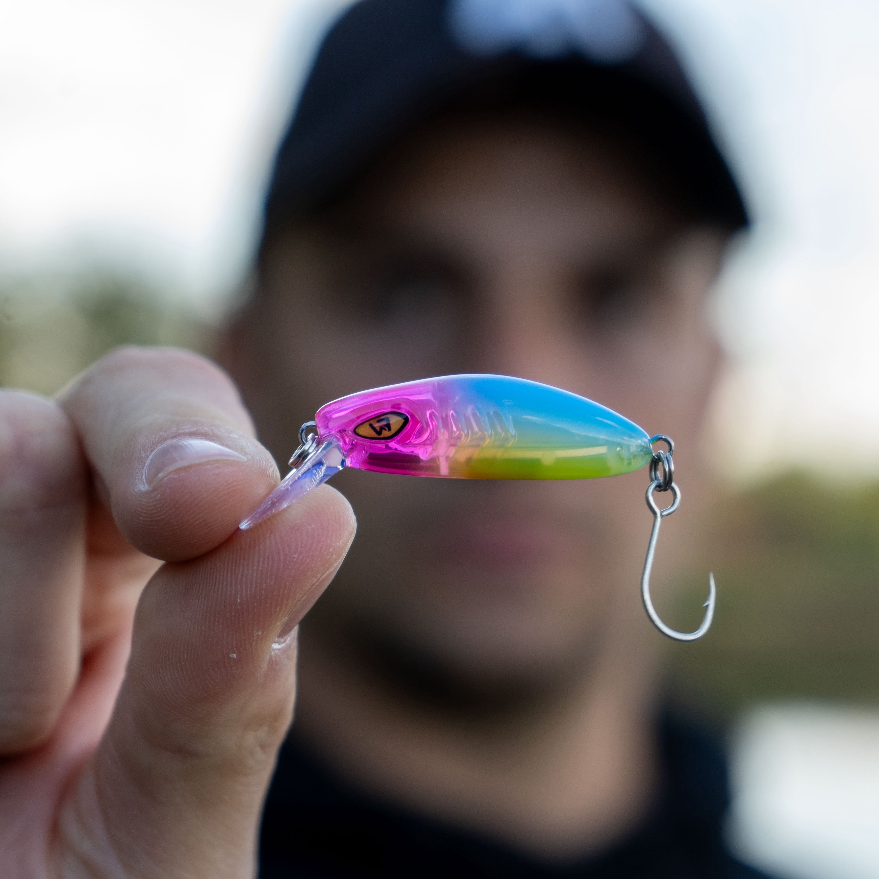 Angler mit Forelle in der Hand